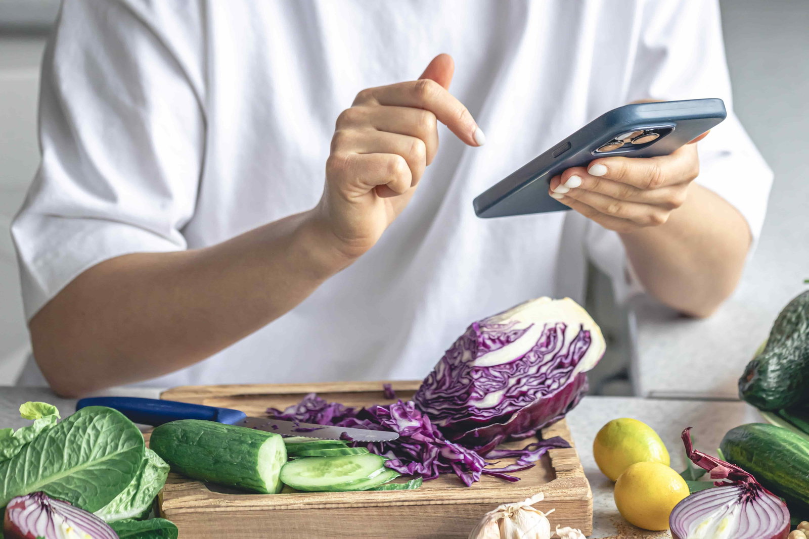 Persona calculando el precio de los ingredientes en una cocina