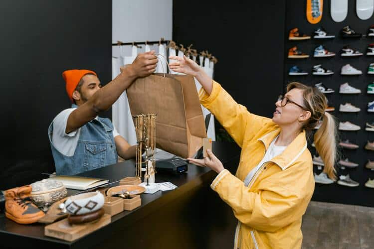 dependiente-tienda-zapatos-1.jpg