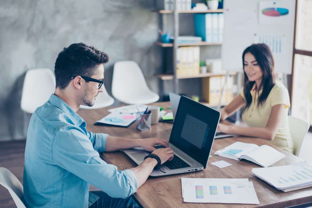 Guía interactiva para encontrar trabajo en el sector de la administración y marketing.
