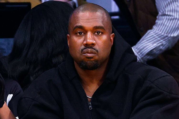 Kanye West en partido de deporte