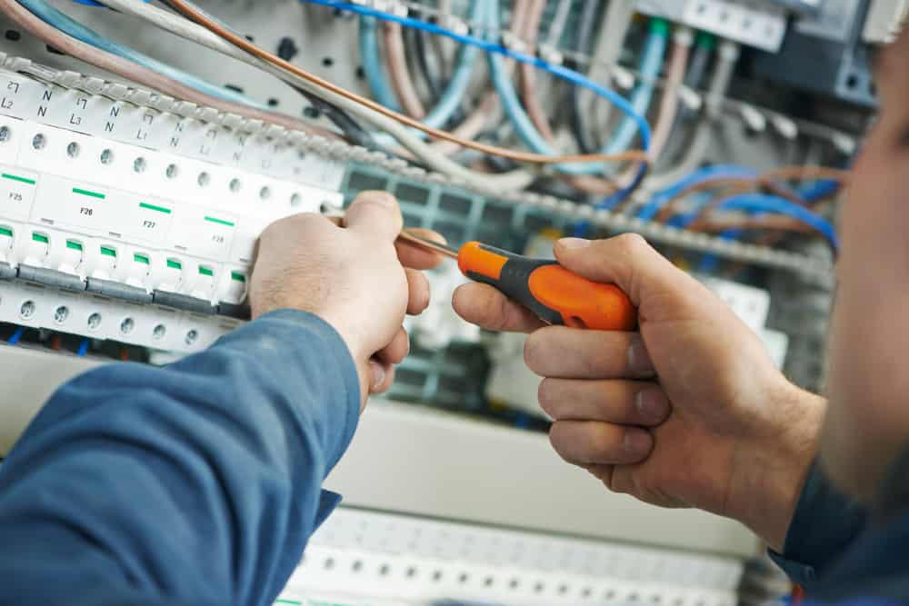Cómo convertirse en electricista