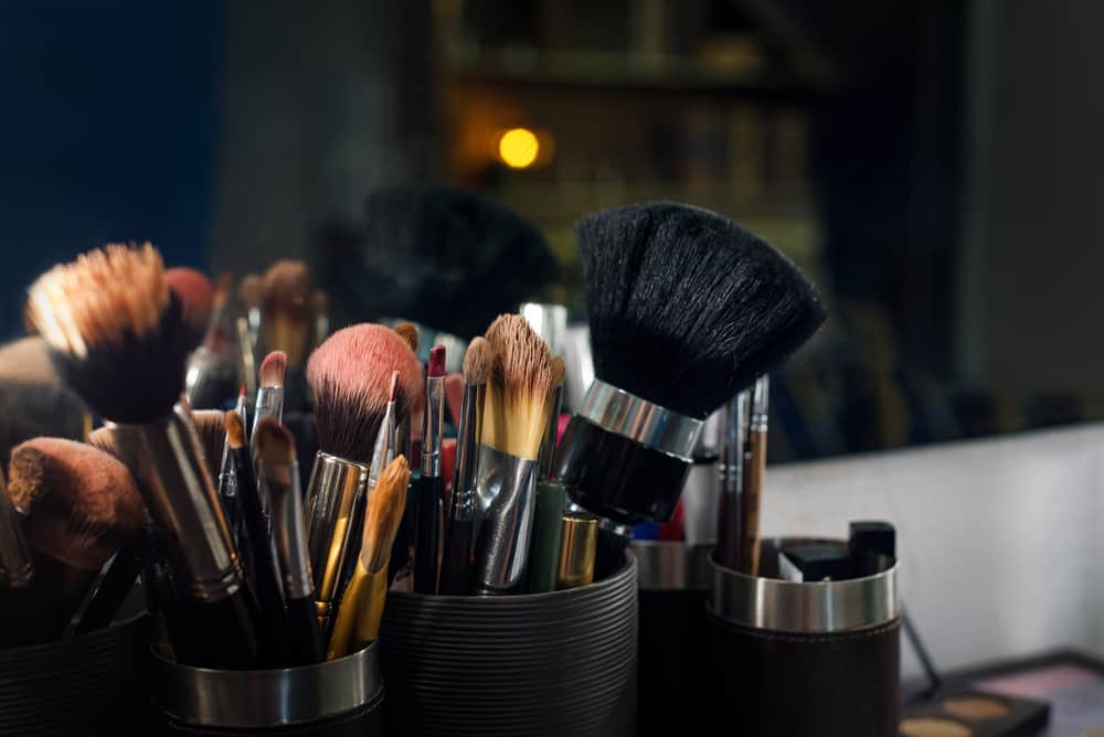 Guía interactiva para encontrar trabajo en el sector de la belleza.