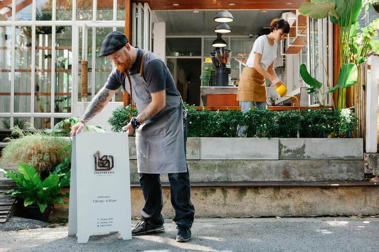 Trabajadores de café abren la tienda juntos por la mañana