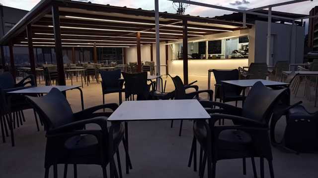 Camarero/a y Ayudante/a de Cocina