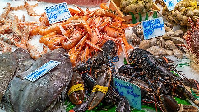 Dependiente/a de parada de marisco y ostras en la Boqueria