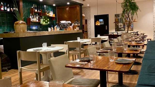 Ayudante de camarero/a Camarero/a