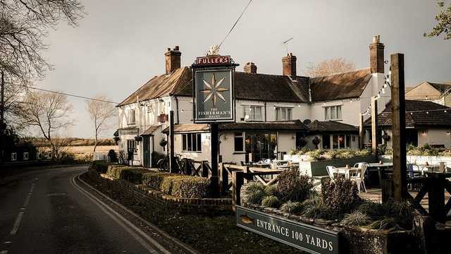 live in  Pub/ Hotel Management couple