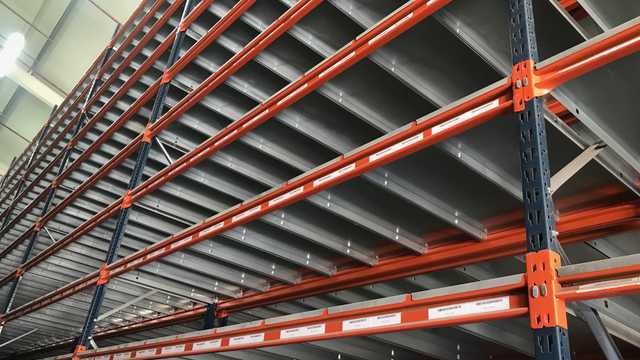 Ayudante para desmontaje de estanterías Mecalux