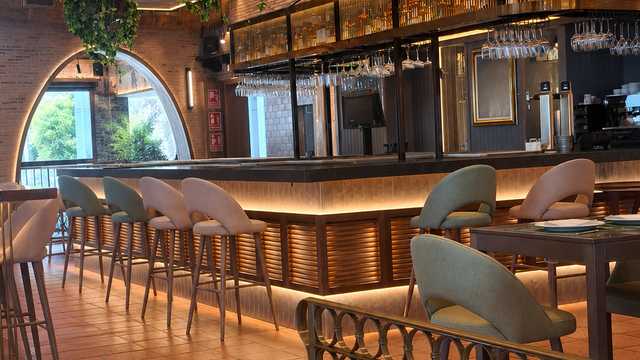 Barman / Barmaid