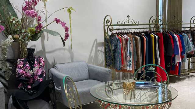 DEPENDIENTA DE TIENDA MAYORISTA E IMAGEN DE MARCA