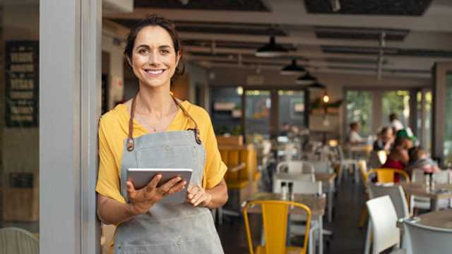 Empleo Urgente: Ayudantes de Camarero/a con Inglés 🗣️🍷 ¡Comienza Ya!