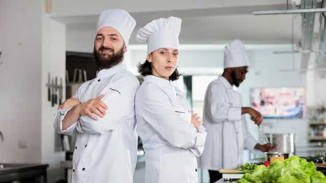 Cocinero/a y Ayudante/a de Cocina
