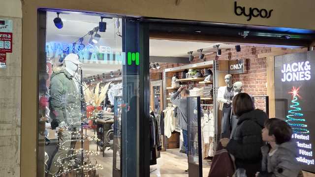 Ayudante/a de Dependiente/a