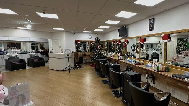 Experienced Hair Stylist – £13–£15/hr + Paid Lunch Breaks