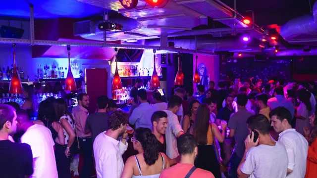 Camarero y DJ para bar de copas