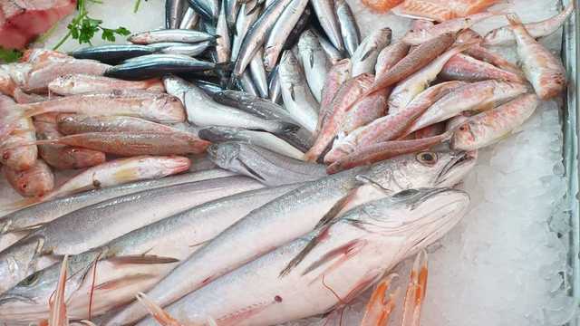 Dependiente de pescaderia en mercado