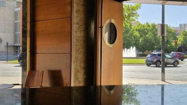 Camarero/a pasar por establecimiento