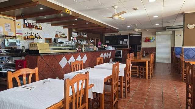 Camarero/a y Ayudante/a de Cocina