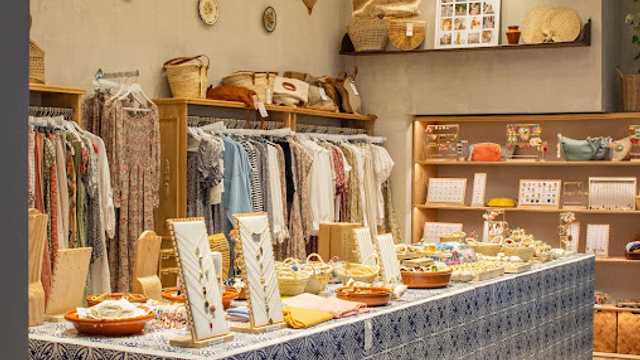 Dependienta en tienda de moda