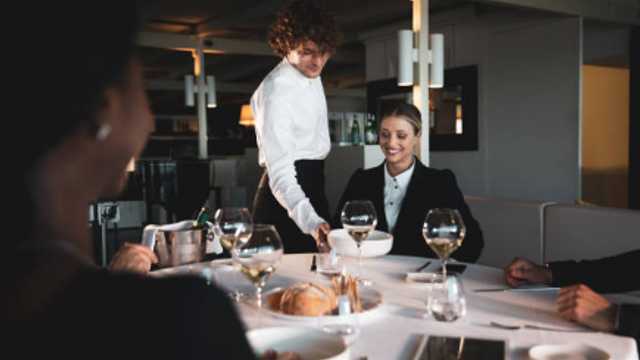 CAMARERO/A DE SALA PARA RESTAURANTE ELEGANTE EN DIAGONAL