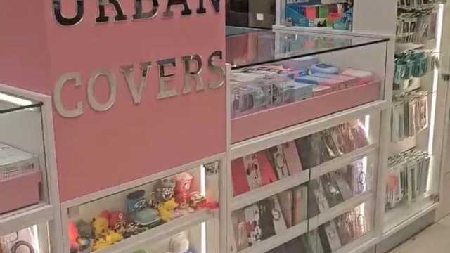 Dependienta stand fundas de movil
