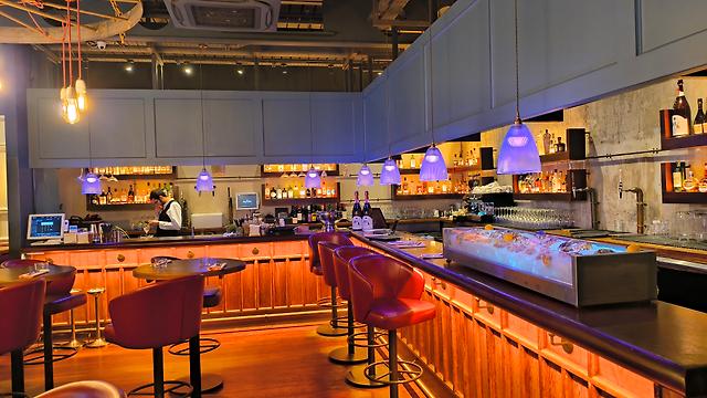 Cocktail bartender