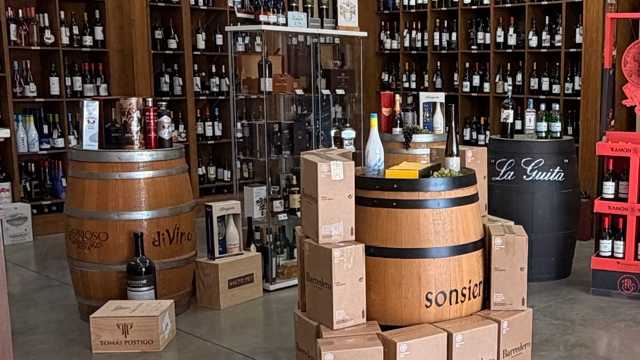 Dependiente en tienda de vinos