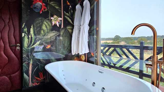 Operations & Lead Housekeeper – Boutique Stays (Chessington)