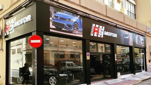 Dependiente en tienda de coches