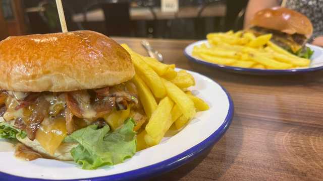 Camarero/a de Barra y Ayudante de Cocina