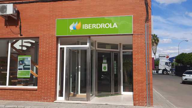 Comercial en Stand Informativo