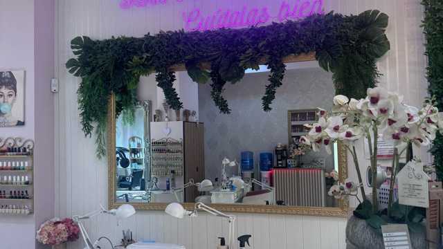Se alquila puesto de manicura en salón de belleza 💅