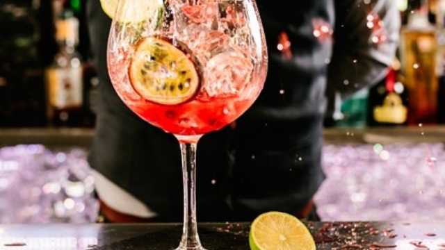 Camarero/a y Coctelero/a