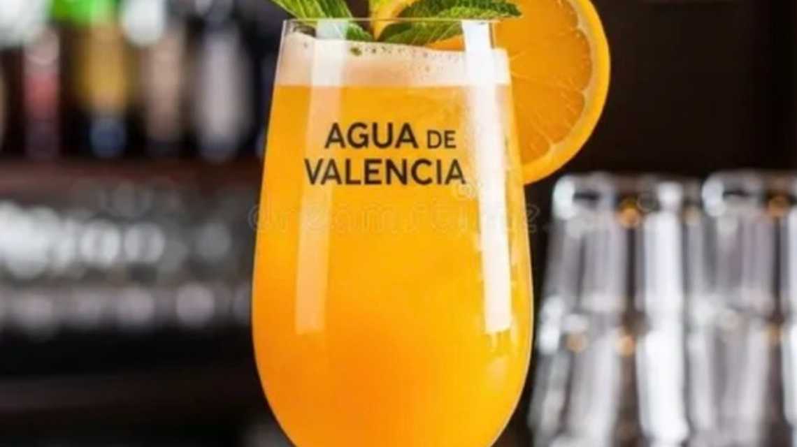 BAR EN CÁNOVAS  cover image