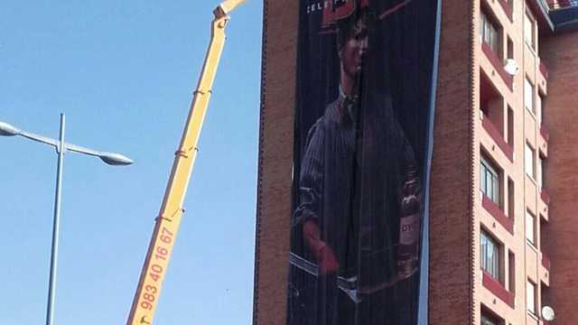 Conductor de plataforma aérea sobre camión (cesta elevadora)