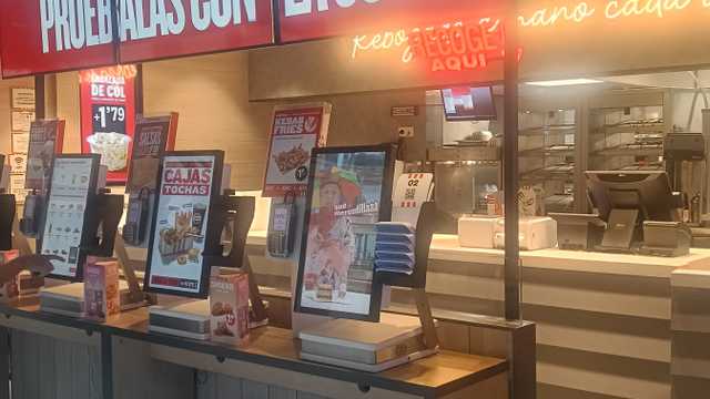 cajer@ o cociner@ en KFC Principe Pio ( cc Principe Pio )