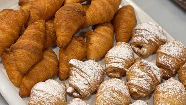 Dependiente/a de panadería con café