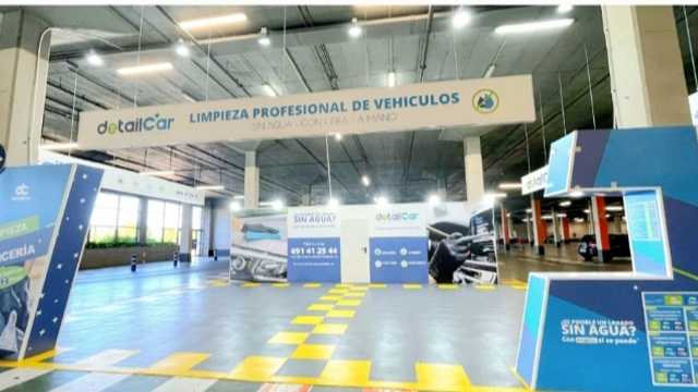 Empleado lavado de coches ecológico