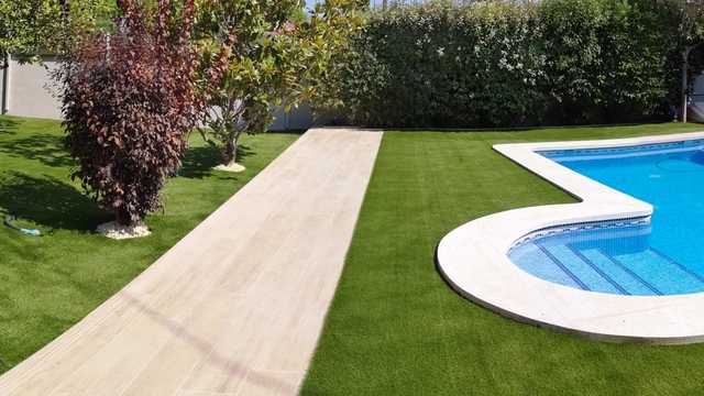 Personal instalador de césped artificial