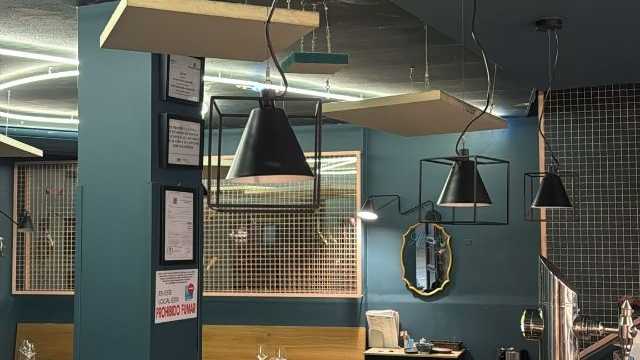 Cocinero con conocimiento de wok