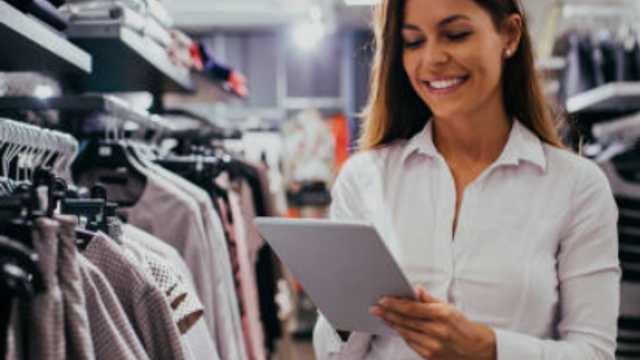 Vendedora experta moda femenina