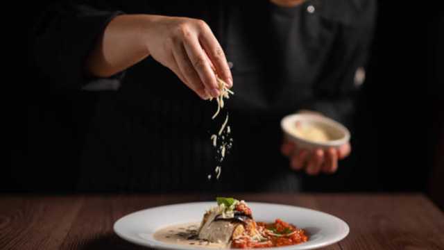 BUSCAMOS COCINERO/AS PARA RESTAURANTE MEDITERRANEO EN L'EXAMPLE
