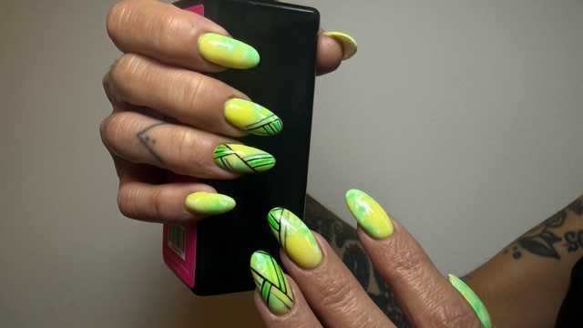 Oficial junior de peluquería