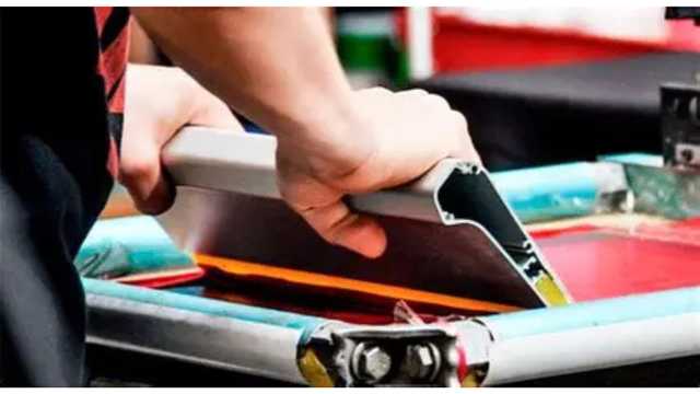 Ayudante con conocimientos de serigrafía