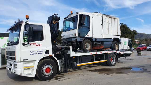Conducción de grúa de asistencia y transporte de vehículos