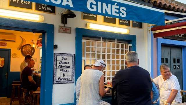 Recoge vasos  en taberna de fin de semana