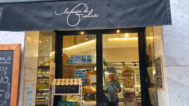 Dependienta de productos gourmet