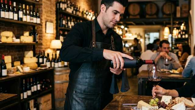 CAMARERO/A DE SALA PARA RESTAURANTE EN L'EIXAMPLE 2600€ BRUTOS