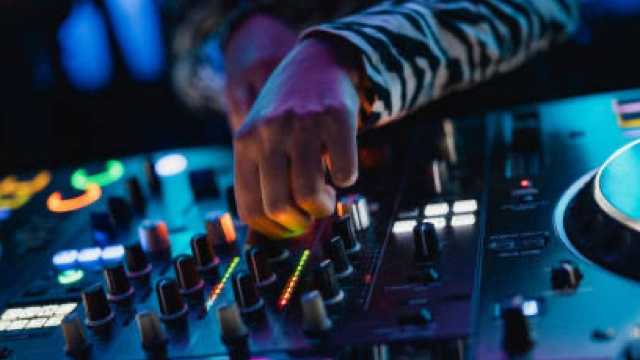 DJ