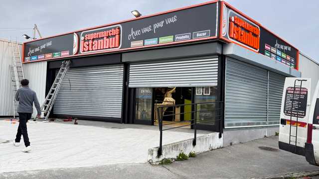 Assistante pour l'atelier de publicité et de enseigne